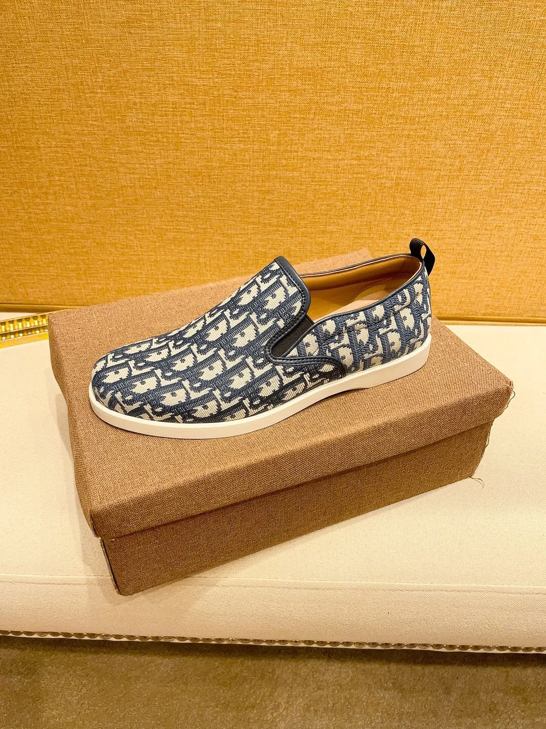 Factory price 380🔥[Dior] The latest 2024 new model is carefully crafted and set off the audience! An international brand that continues to innovate. This men's all-season casual shoe, the original version, has an all-leather upper, breathable and comfortable leather feet ➕Rubber non-slip outsole, breathable and comfortable, quality speaks for itself👄Color: two colors Size: 38-44